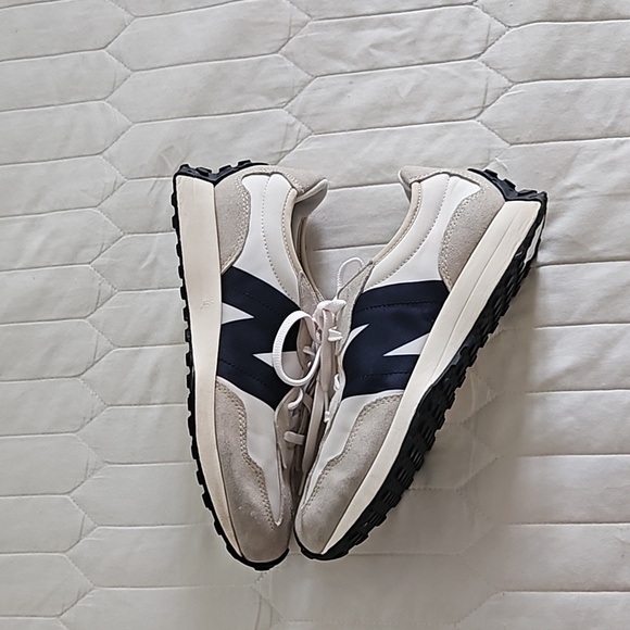 New Balance 327 size 5.5 - Picture 2 of 6
